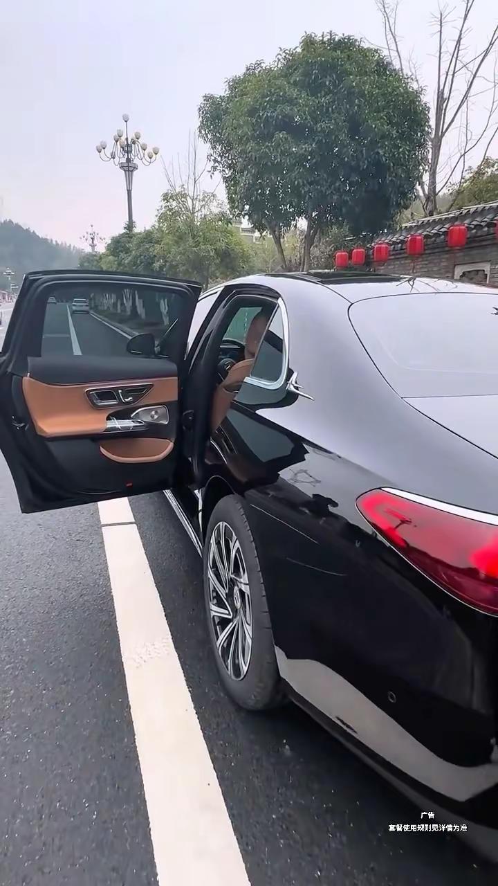 过年在哈啰租大奔开回家过年，有排面，应该能闲动筷了吧哈啰租车 开大奔的小姐姐 过