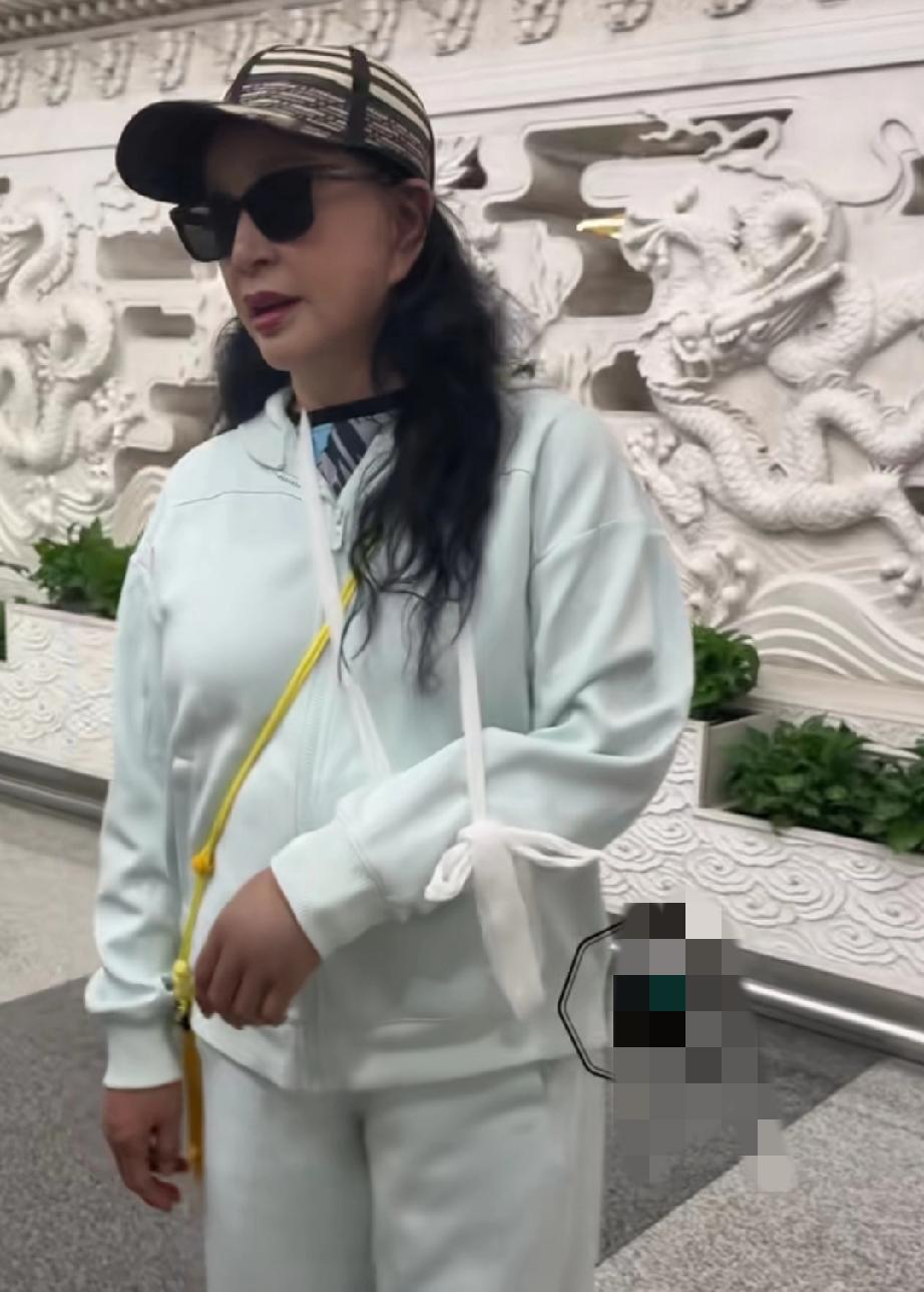 75岁刘晓庆溶洞摔伤这一跤，根本不是敬业高光，而是给所有高龄者敲了记响钟：不服老