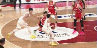 中国男篮vs日本男篮贺希宁成了救火英雄，这球投的够硬！一波10-0，中国男篮醒了