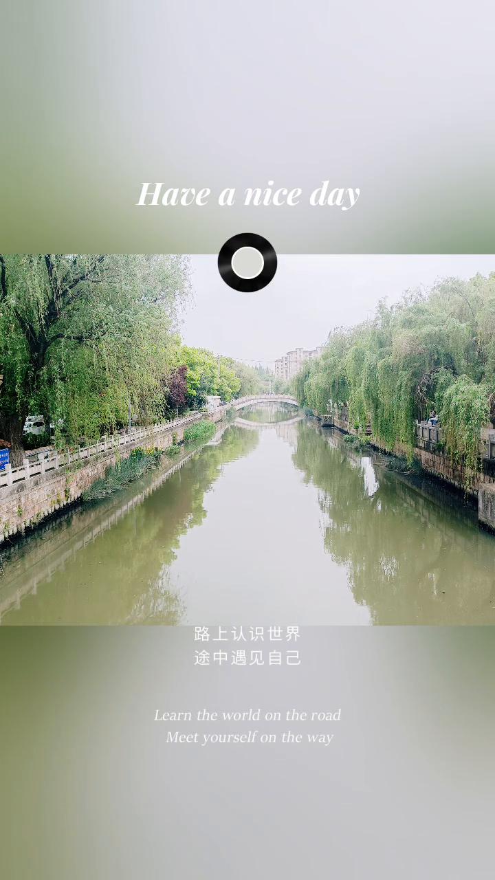 路上认识世界，途中遇见自己。Learn the world on the roa