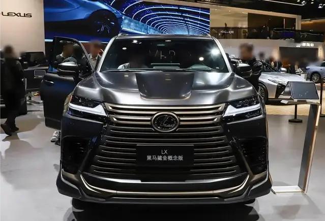 2026 款雷克萨斯 LX 黑金版同样也是雷克萨斯旗舰 SUV 的定制版本，定位