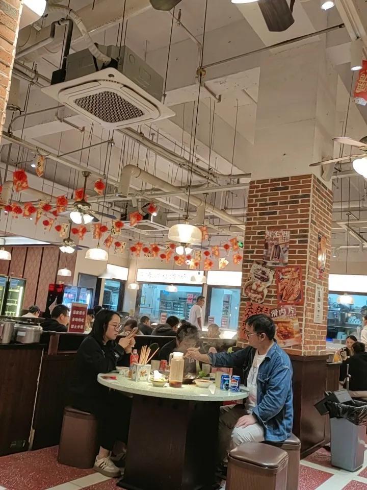 周六晚上出来吃个火锅，店里吃客满多呀，在这个青黄不接的季节，感觉有钱人还是多多的