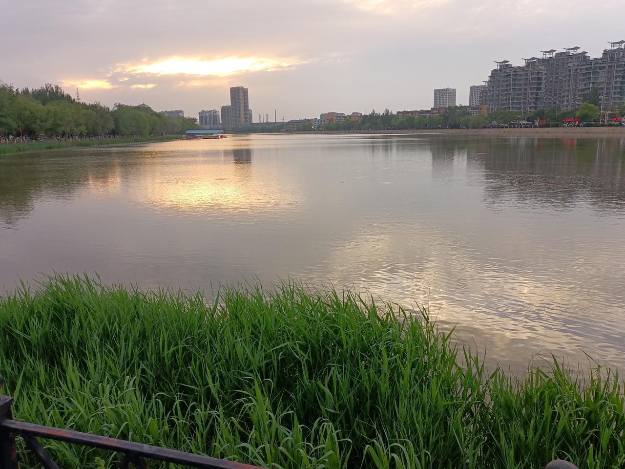 释怀自愈———

往事如烟不必追，心结放下少伤悲。
浮生自有安宁处，心静清风自在