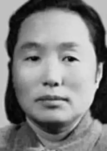 1937年，地主王学文发现一20岁女兵躺在家门口，见四下无人，他一下将女兵扛到了