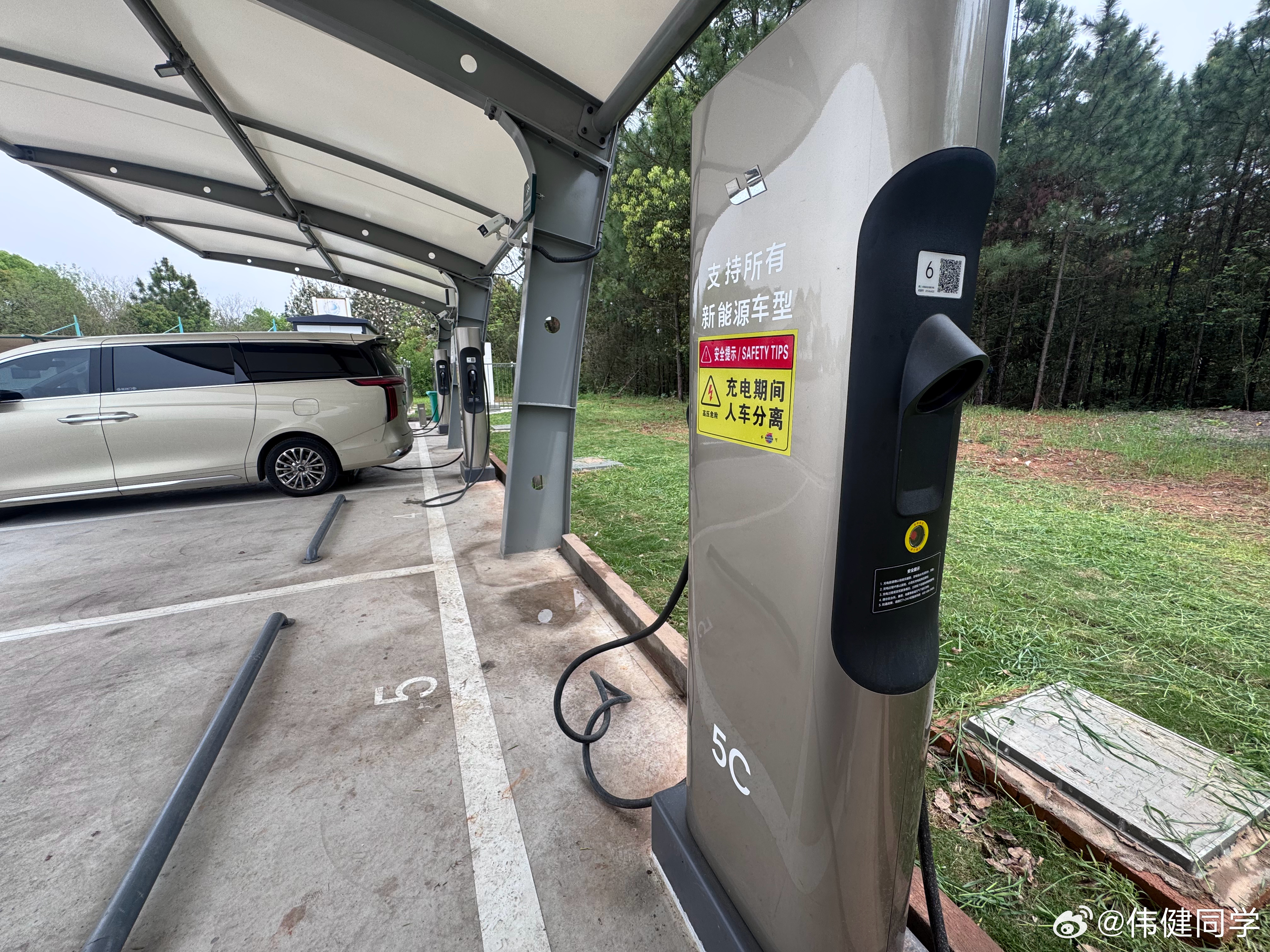 遇到理想5C桩补一补，X9增程充电速度真不赖，一插上枪就拉到230kW（图4的车