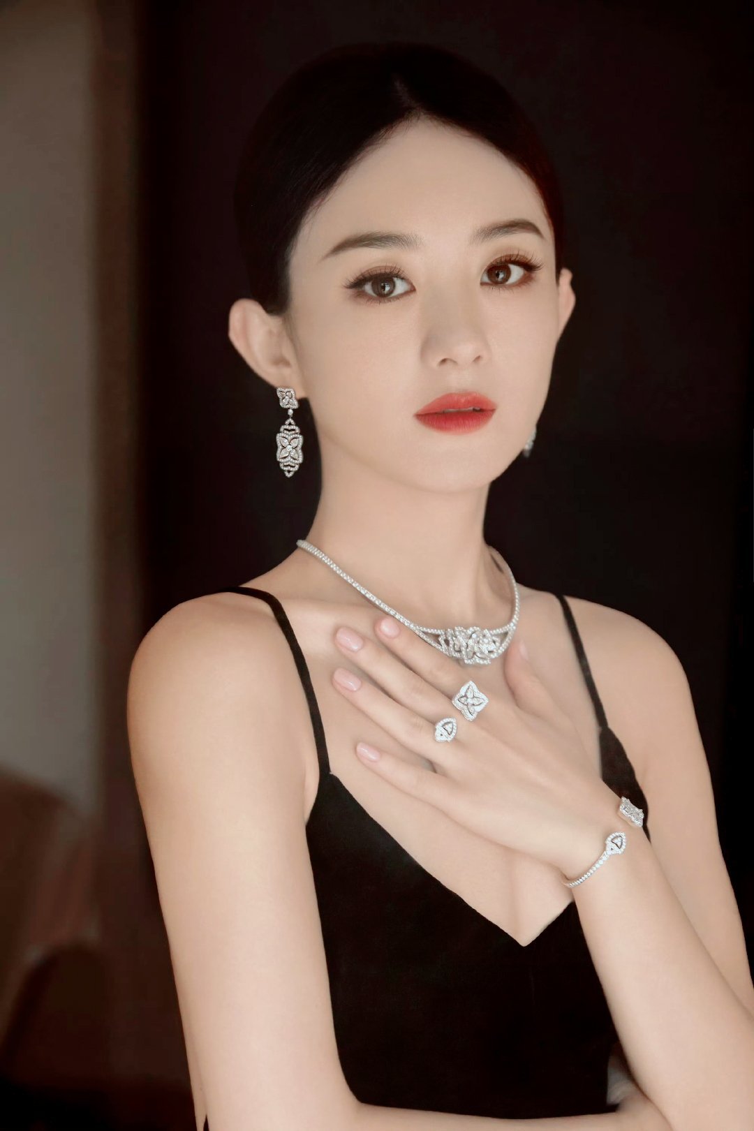 纪梵希美妆 赵丽颖热点现场 纪梵希官博删的只剩范丞丞了，丽和范丞丞一起代言豪门姐