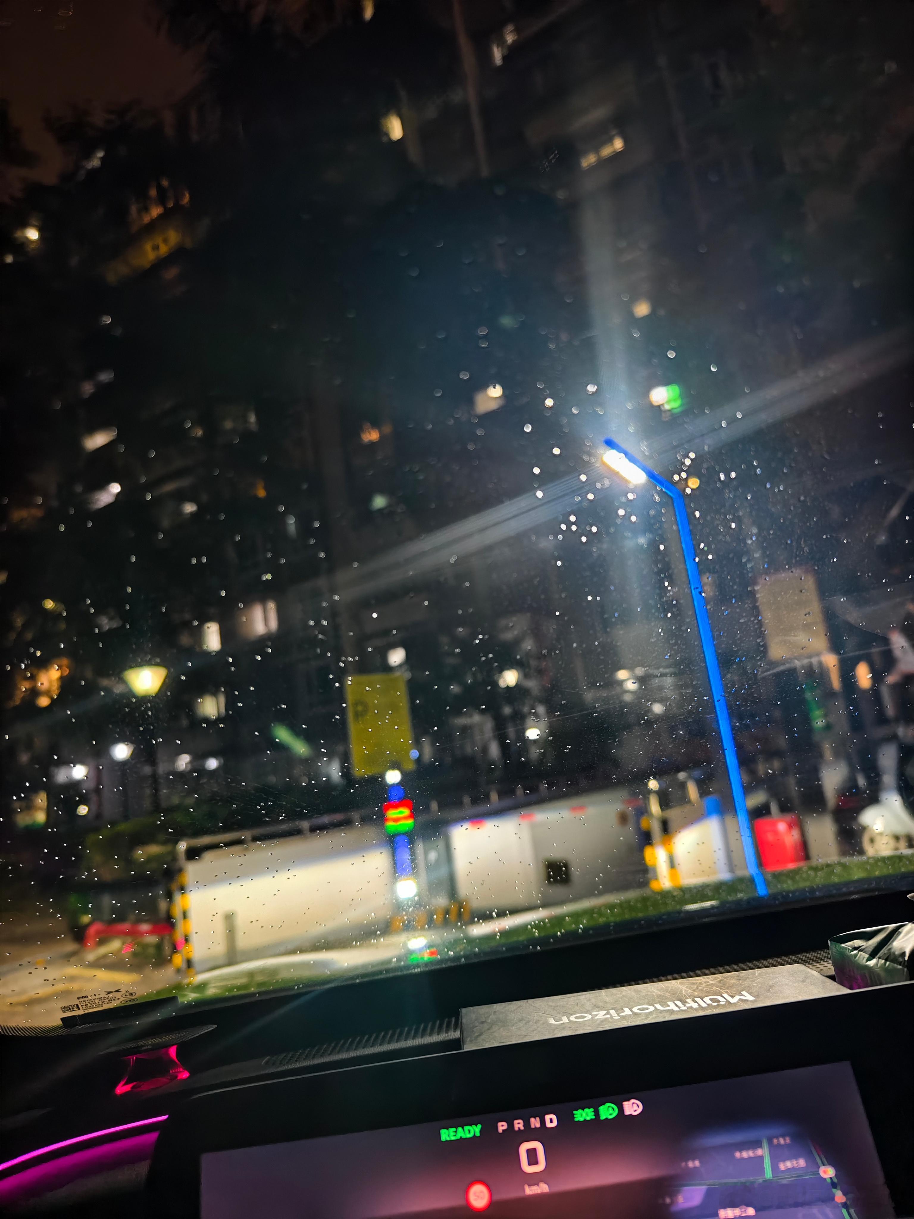 一小时前刚洗的车，现在下雨了