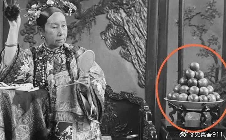 1896年，慈禧太后准备躺下休息，身边的小太监跪在她的床前痛哭，慈禧十分恼怒：“