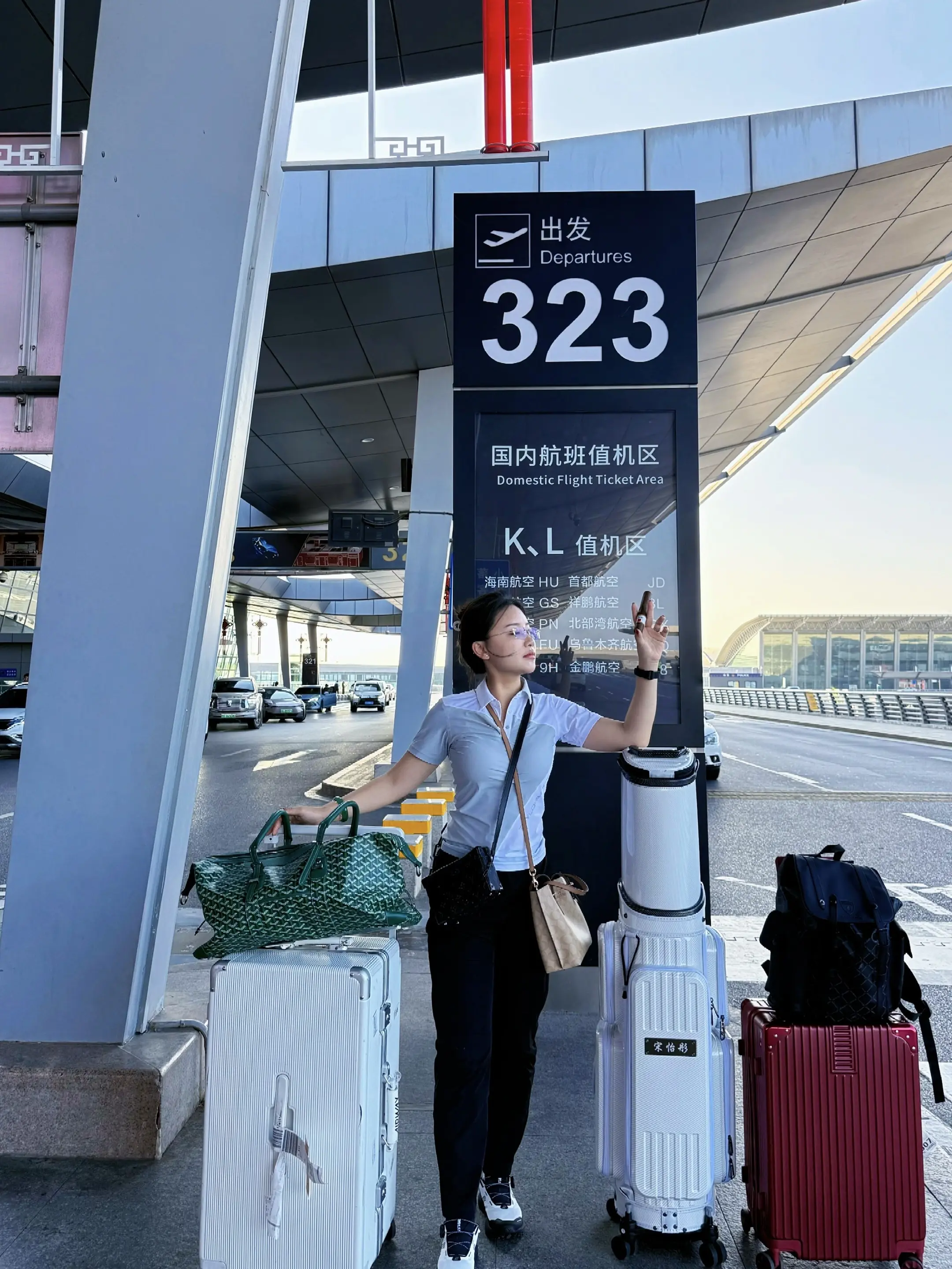 在外求财，谁都不容易， 多学点人情世故。不求别人能帮到你， 但求别人不为难你。