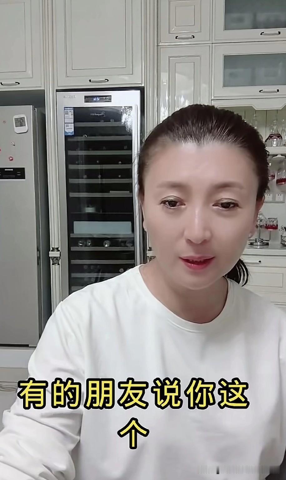 闫学晶回应“抢老百姓饭碗”：没人规定演员不能干别的，我也得养家！
 
有人问闫学