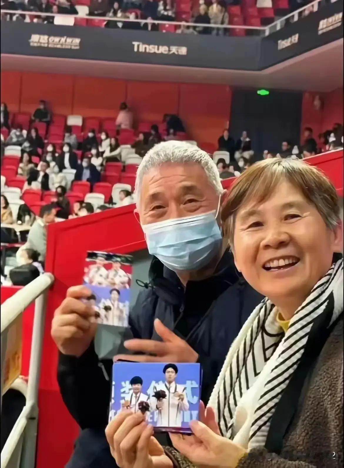 七十五岁的老人有话说：
莎莎人品球品双优，坦坦荡荡光明磊落，我作为七十五岁的老人