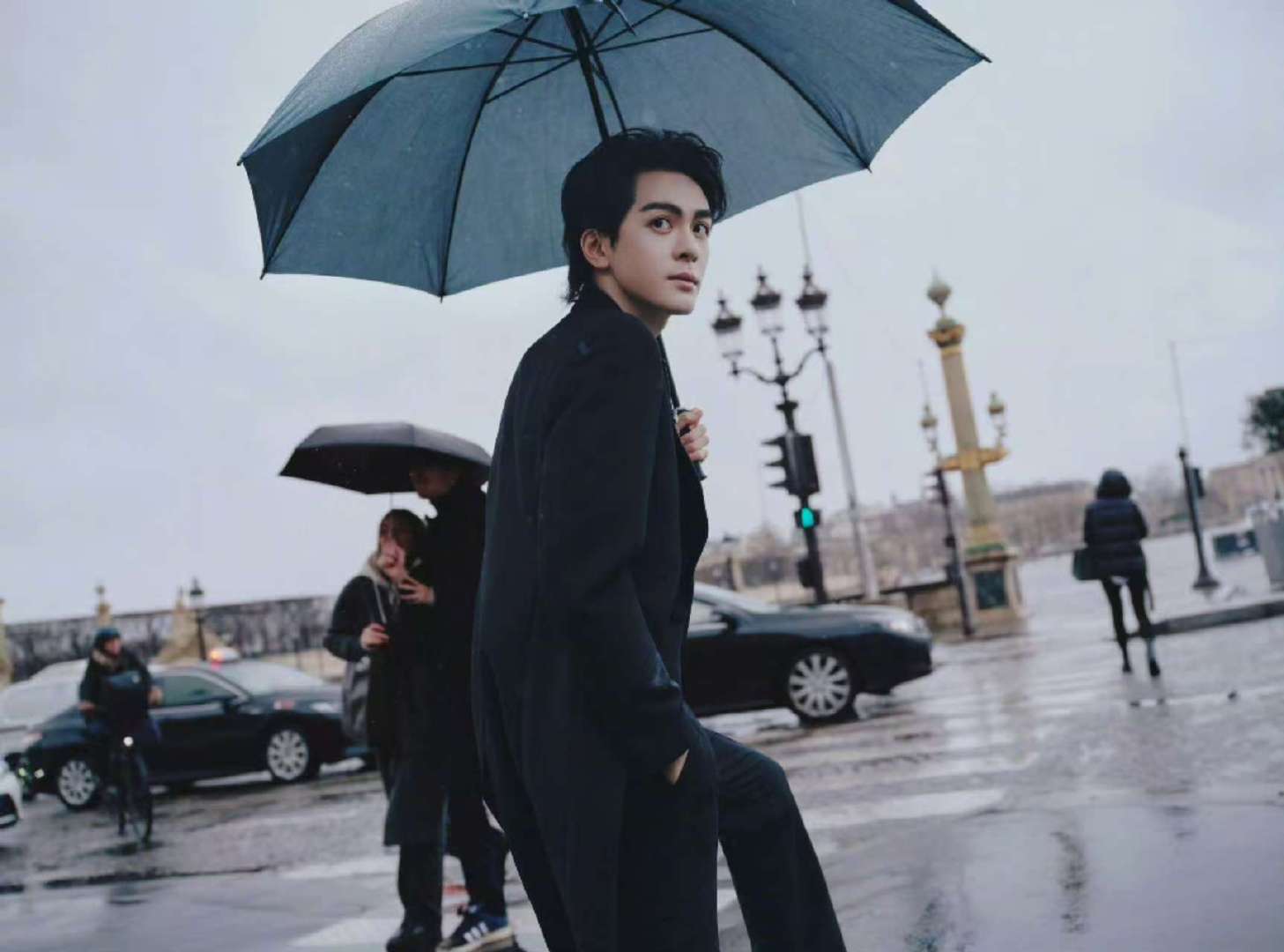 曾舜晞巴黎街头大片曾舜晞西装撑伞大片 曾舜晞巴黎街头大片 