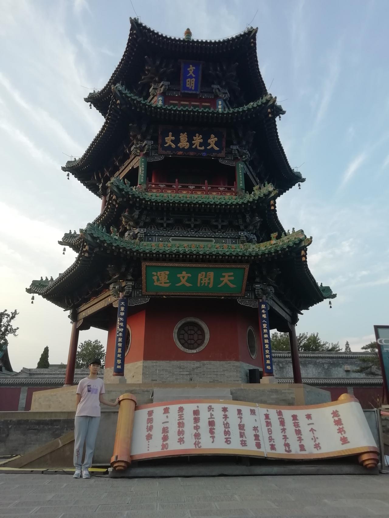 新加坡管理大学李光前商学院副教授傅方剑指出，能源价格上涨对企业有得有失。对那些耗