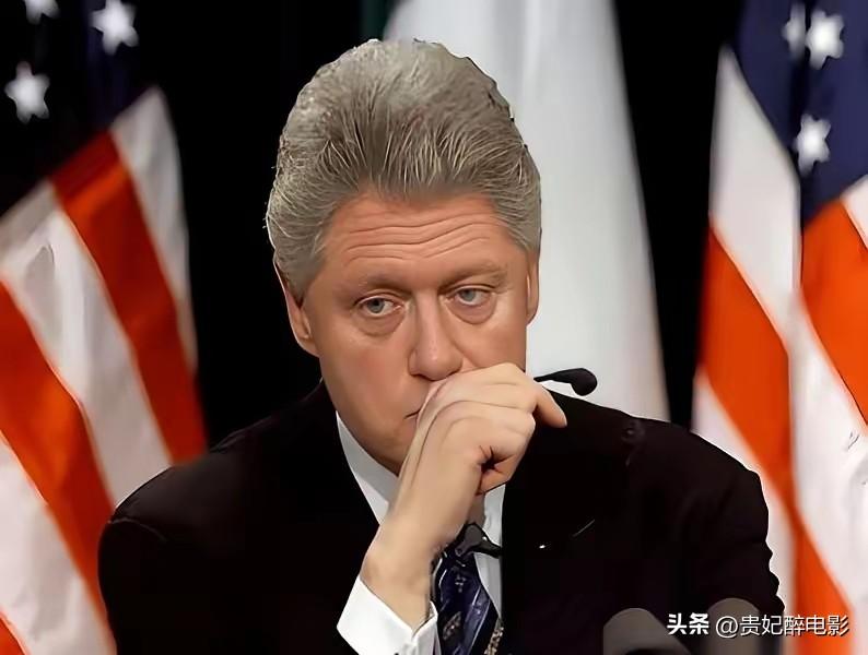 克林顿走的时候，给美国留下一个金山，国库里塞着两千多亿美元的净盈余。

那时候美