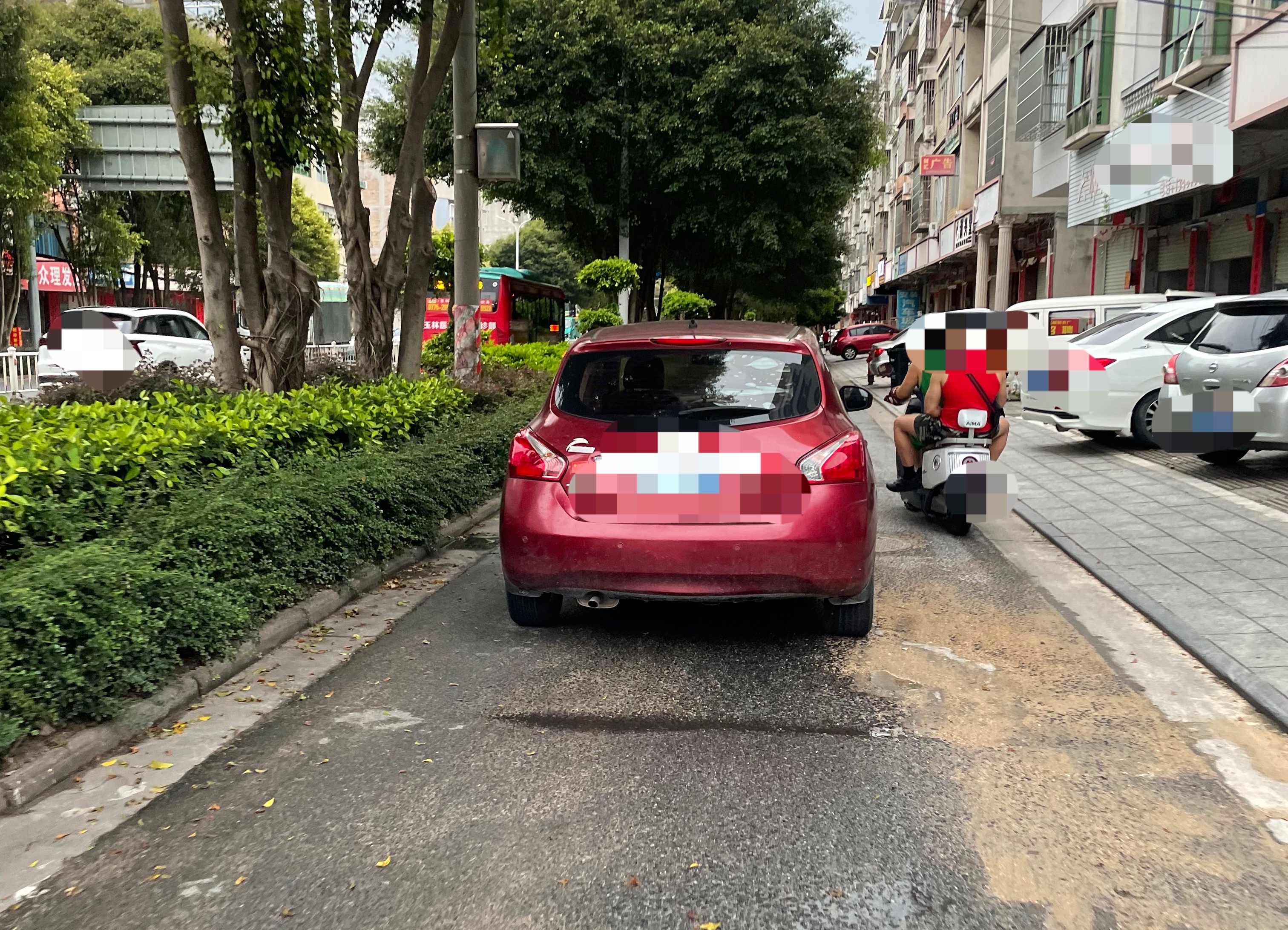 【玉林甘贵路非机动车道变成小车停车场】6月12日，玉林市北流甘贵路一辆车牌号码为