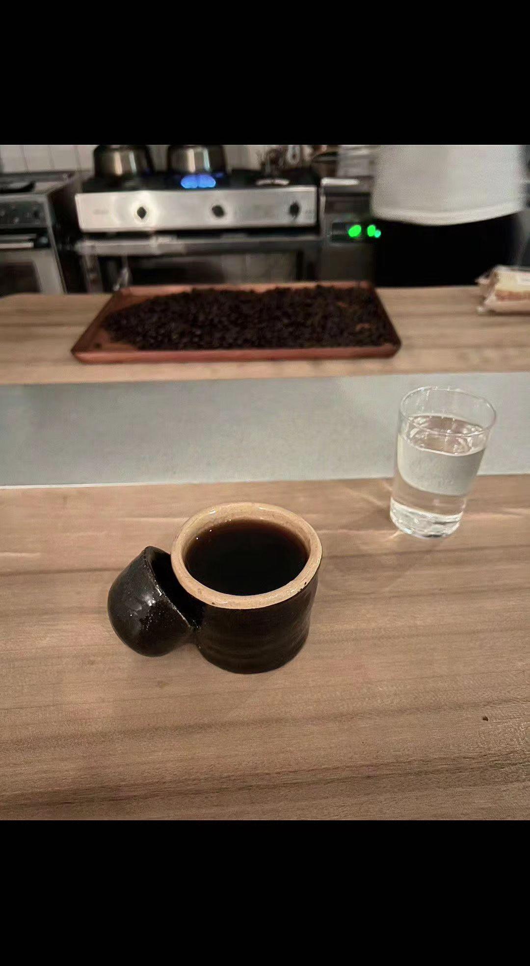 ☕粗陶杯盛着深褐星河，咖啡豆在木盘上晒着太阳🌞。水与火的修行，都在这一口微苦回