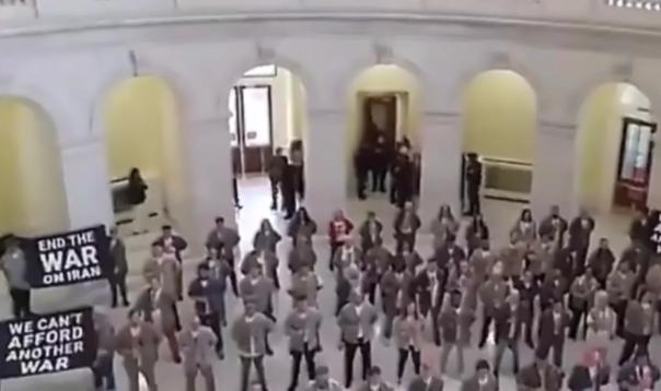 美国一群退伍军人昨天占领了国会大厦坎农众议院办公大楼，打出“结束伊朗战争”“我们