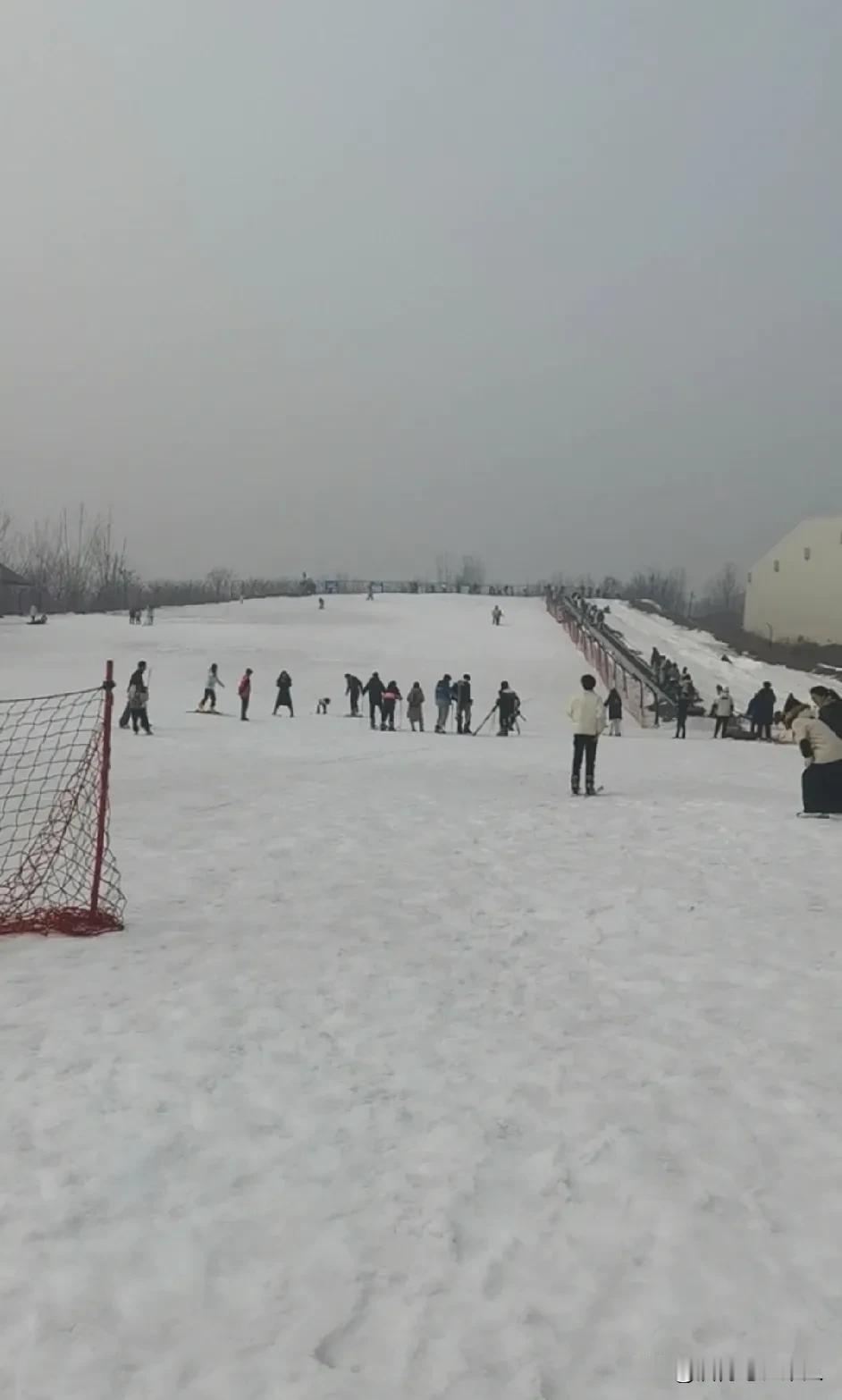 冬天就得滑雪玩儿雪。
趁着过年孩子放寒假，带着孩子去滑雪。
不过玉黛湖滑雪场的雪