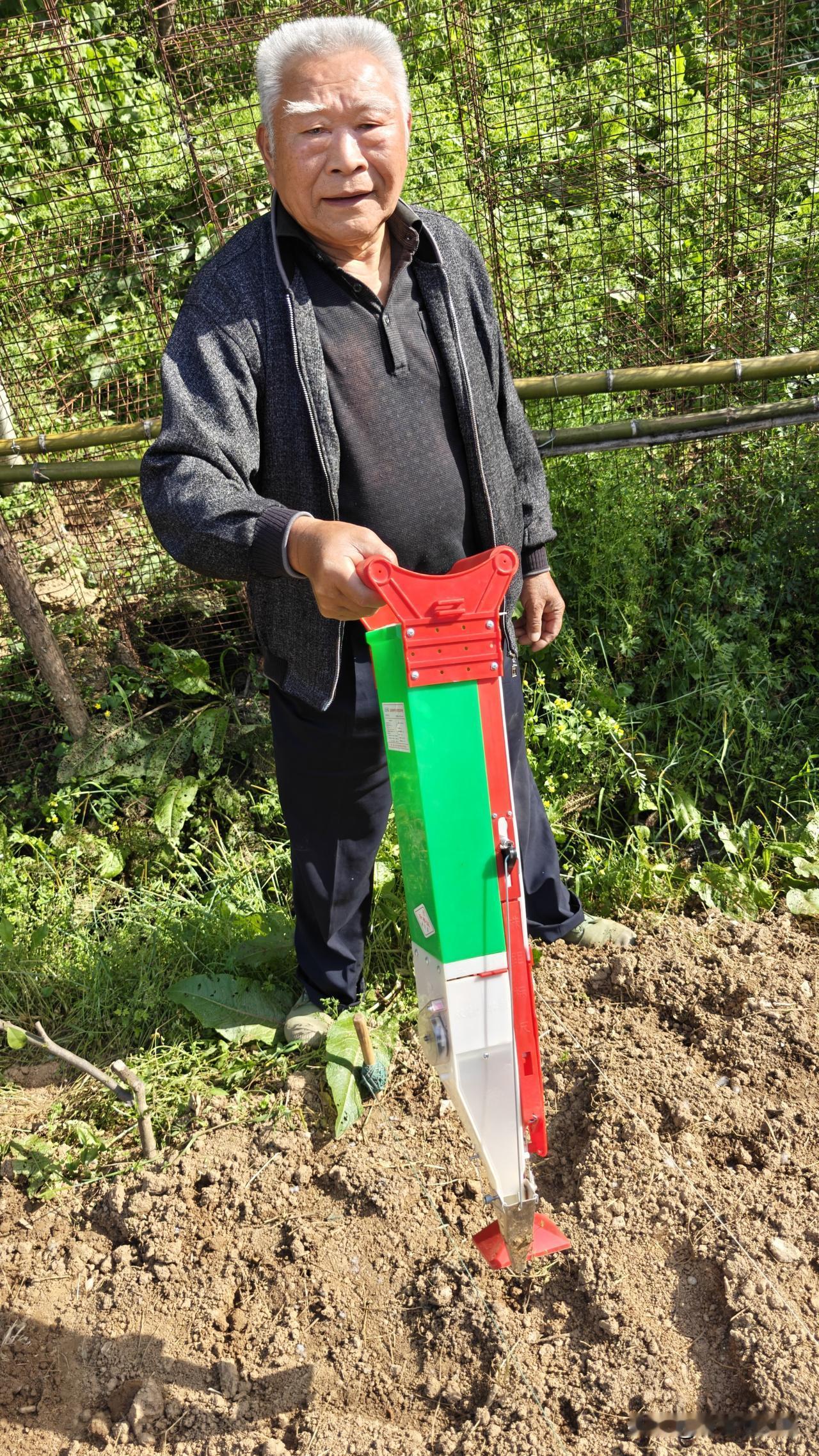 同样的播种器，山里比县城，价格却相差一倍，山里的农民还被蒙在鼓里！
王大哥帮我种