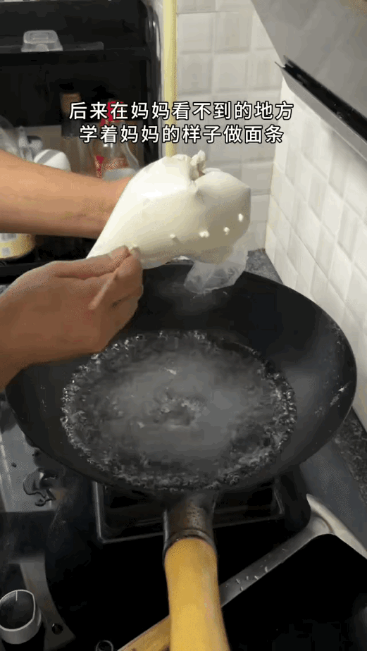很好，今天的主食是面团，一大块面团。