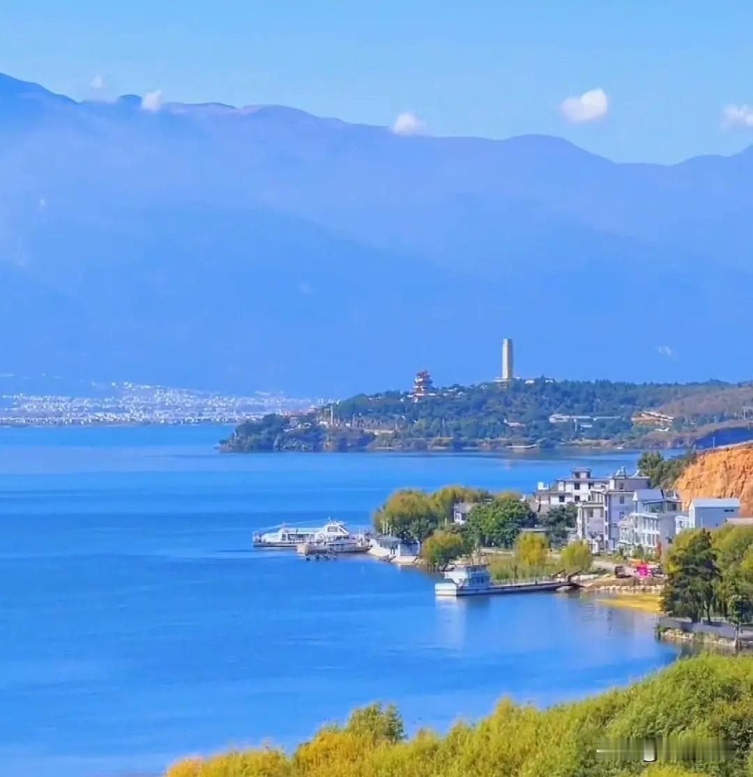 岸边的芦苇晃着，影子映在水里也跟着晃。偶尔有渔船划过，留下道浅浅的水痕，没一会儿