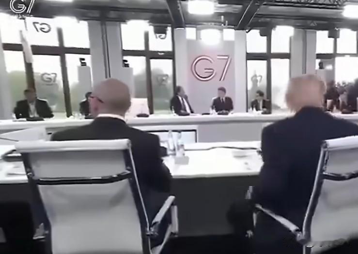🔻在G7上，特朗普抱怨椅子太低，又不知道怎么调高。卡尼把自己的椅子把自己的椅子