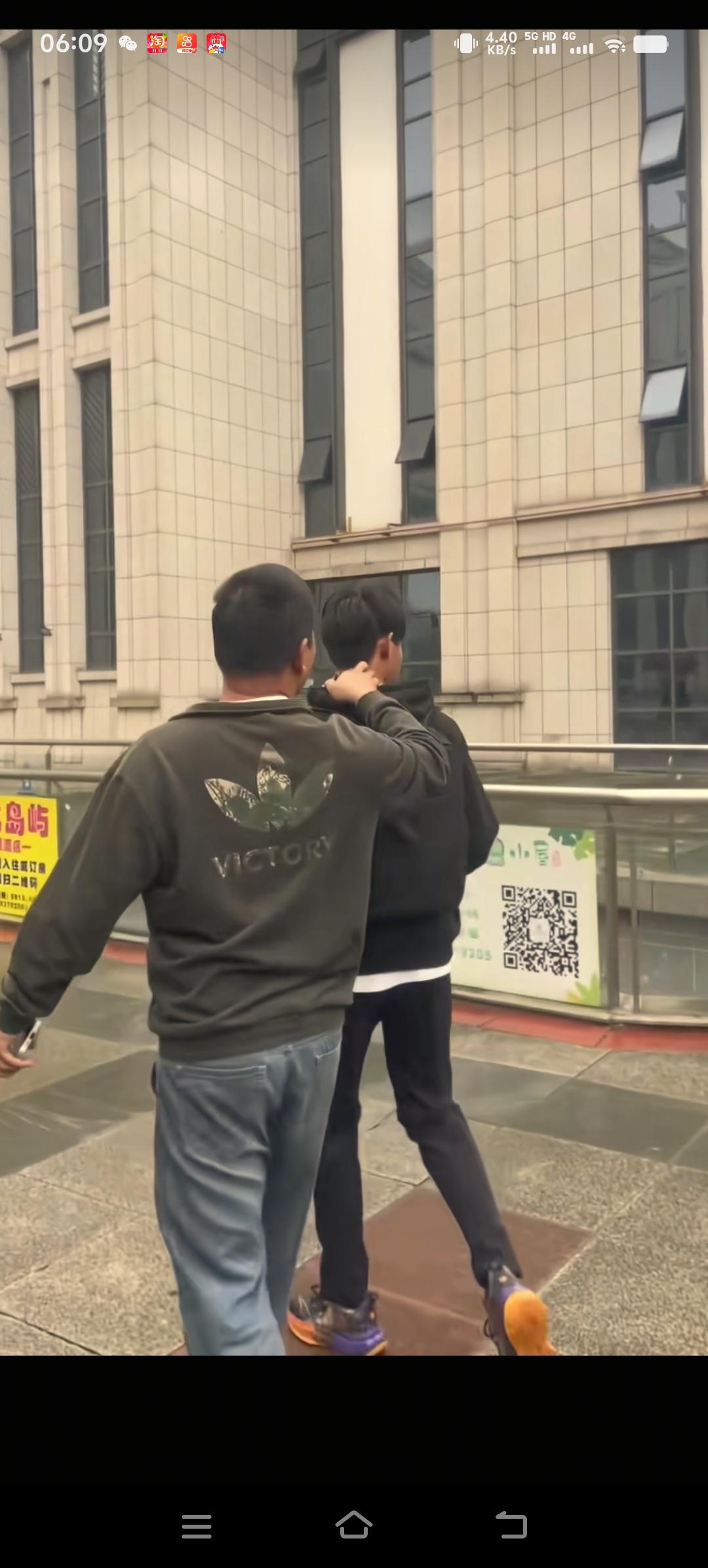 叶锐聪的爸爸妈妈带着叶锐聪吃大餐一桌子的川菜，不知道叶锐聪的爸爸妈妈感不敢下筷，