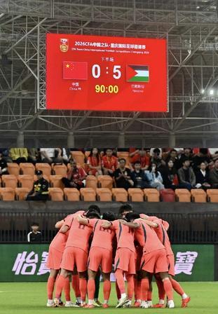 国足主场 0 比 5 惨败巴勒斯坦队后，网上的质疑声彻底炸开了锅：国足看着是队员