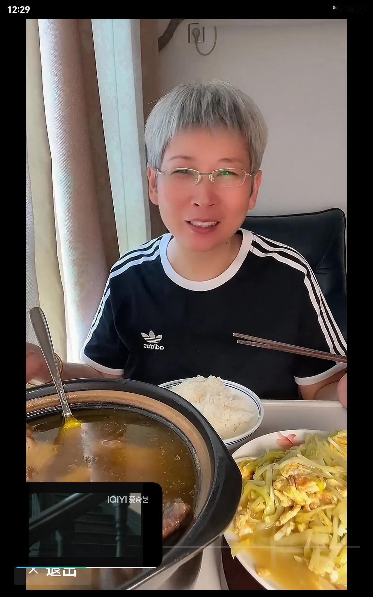奶奶周五清仓，结果又错过一个亿，没想到牛市真的来临了。奶奶今天买入了消费股票，到