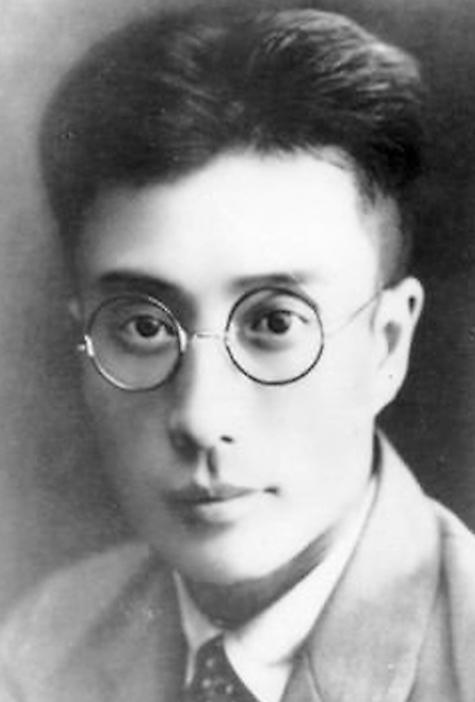 1931年，李克农在一户妇人的窗户下小便，惊动了屋主人，没想到就是这个动作，反而