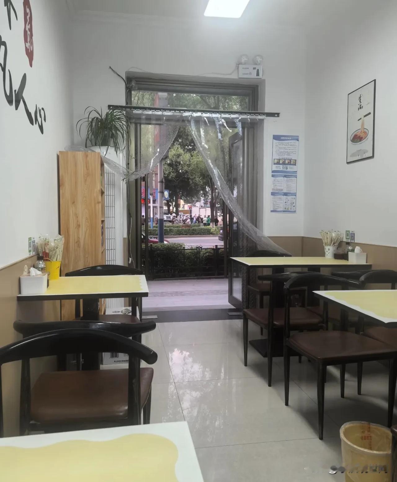 做生意真的不如打工，今年别说挣钱，不赔钱就是胜利，天天守在店里，也没有人进来，不