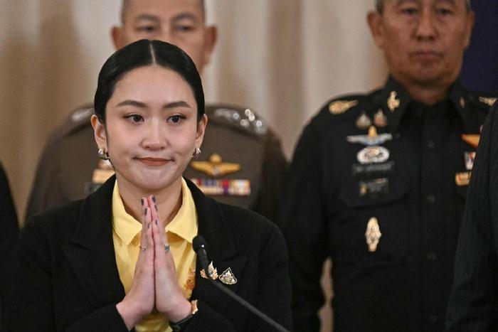 这不是一次说走就走的家庭旅行，这是一个被国内政治逼到墙角的家族，把三个人的去向，