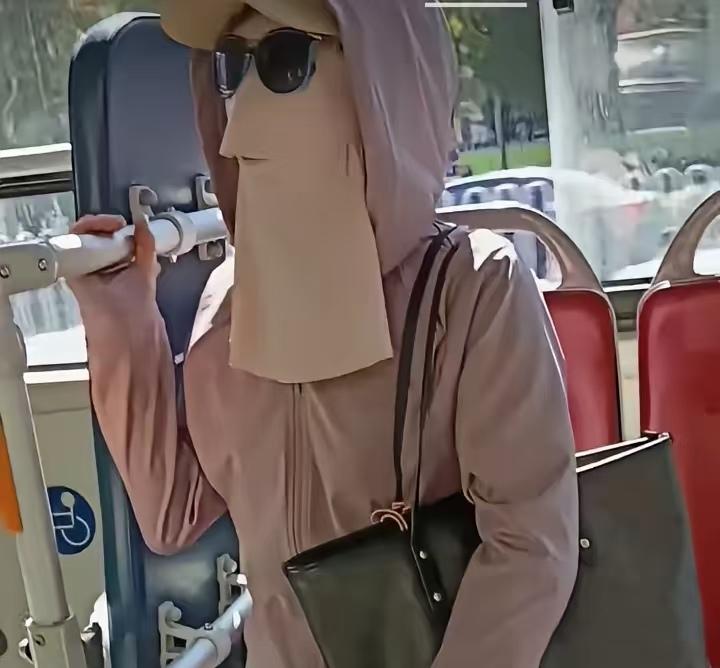 在公交车上看到这位女士；真是把我吓了一跳！让我半天没有缓过神来，而且还给一个小孩