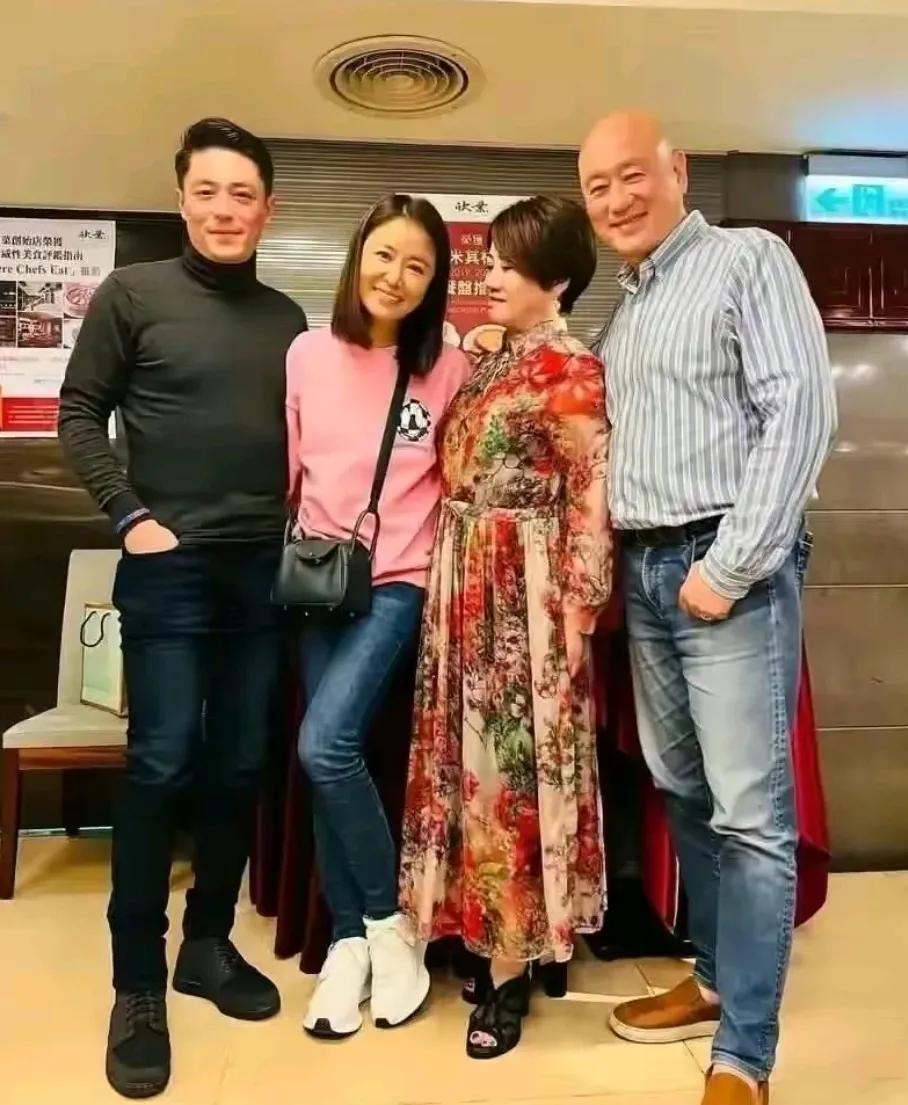 林心如携霍建华与爸妈同框
林心如穿了一件粉色上衣搭配蓝色牛仔裤
脚踩小白鞋，这样