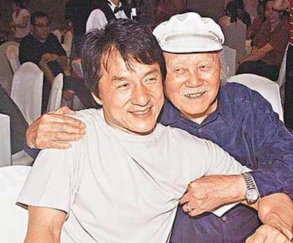 2008年，房道龙临终前告诉成龙：我们祖上是唐朝房玄龄的后代，故宫边还有6亩地，