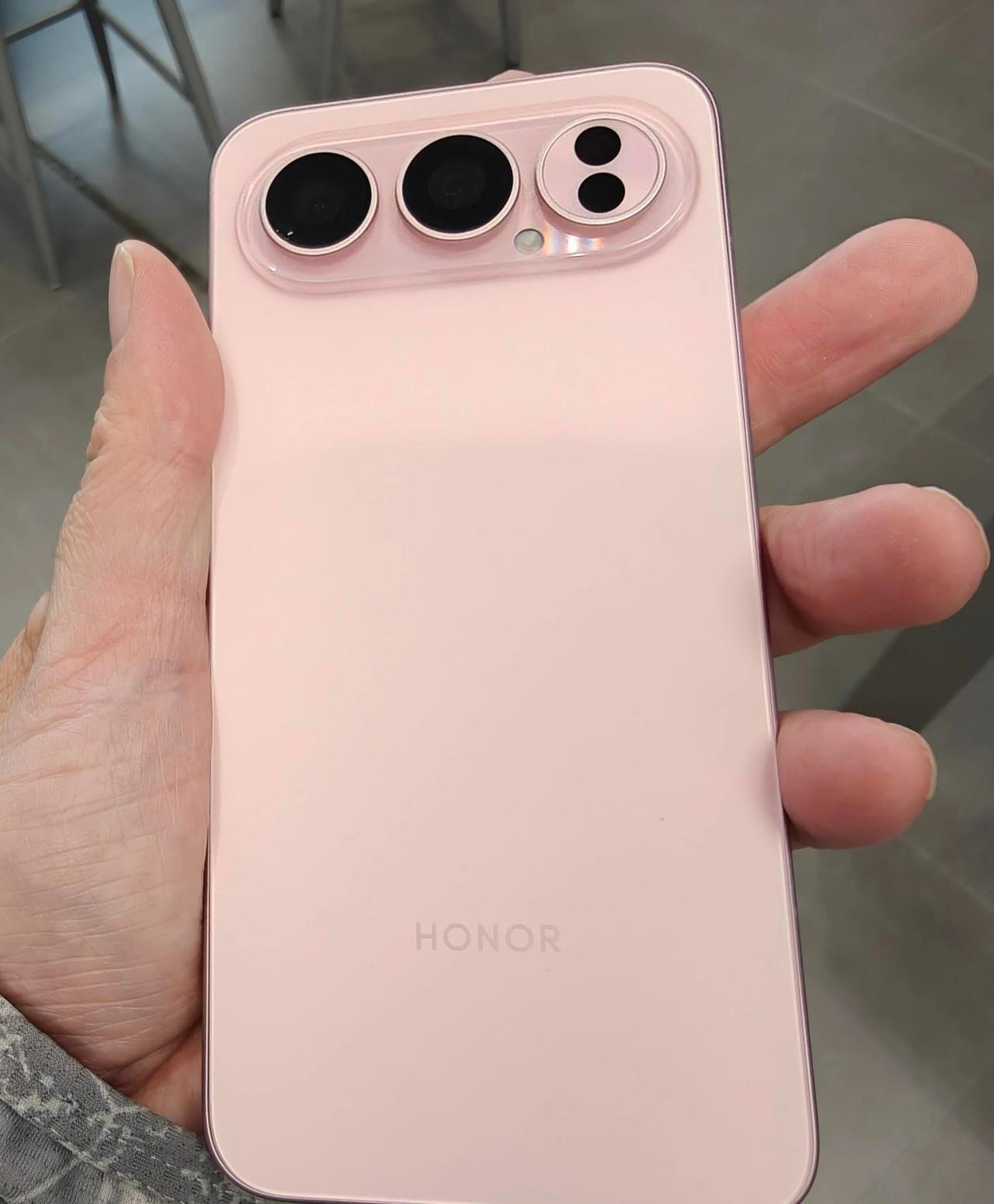 荣耀500Pro上手体验，说下小编真实感受一体冷雕工艺+AG磨砂玻璃、横向的跑道