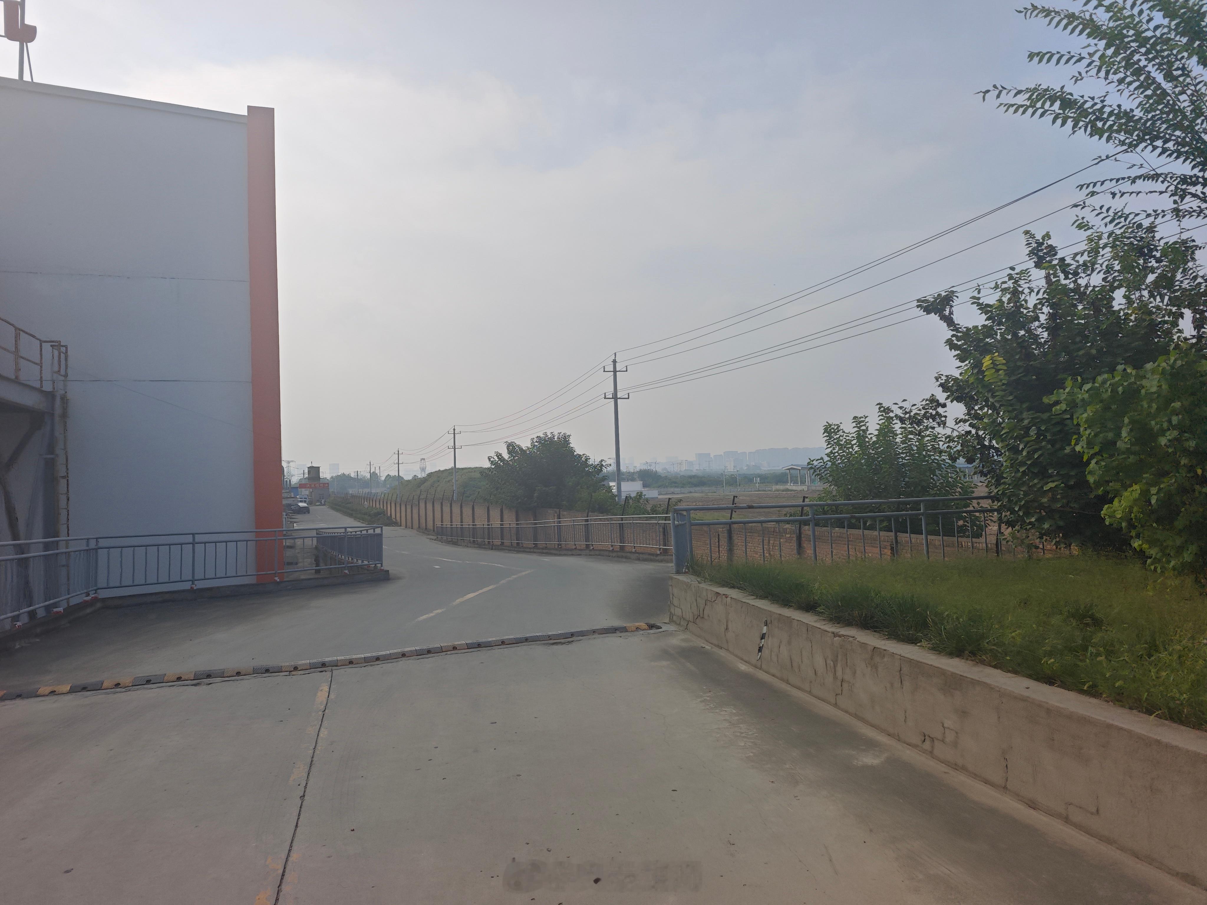 微博发现页变红了打开微博发现页直接变成酒红色，不少人还以为手机出问题了。 原来是
