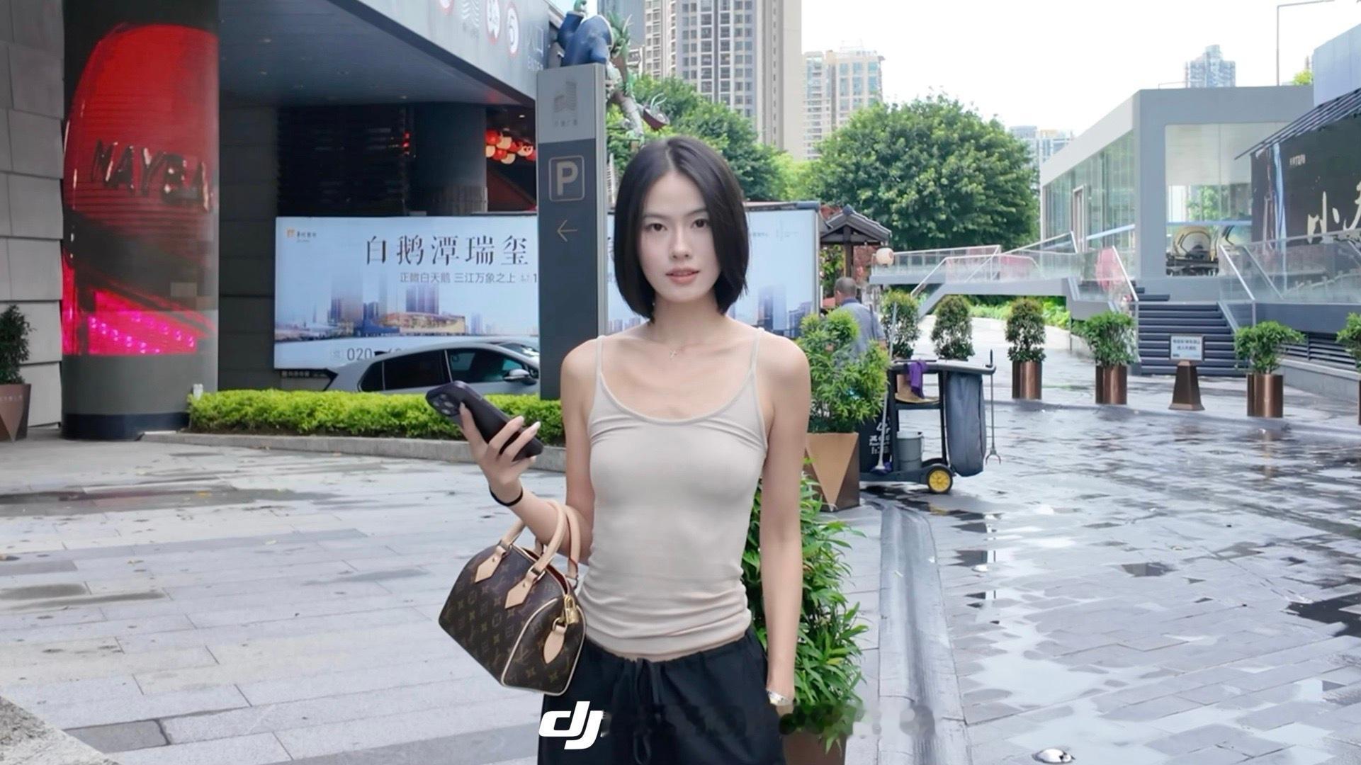 笑着走出理发店了 ​​​