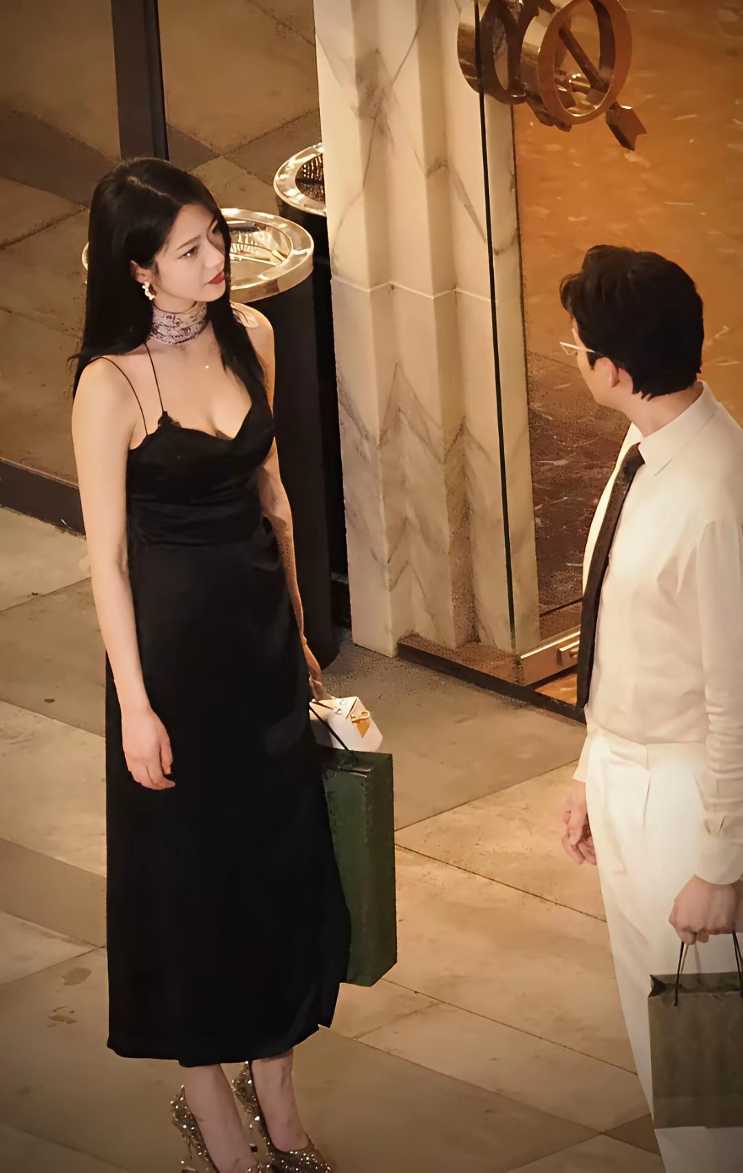 02年的向涵之，一张顶级电影脸，怎么就被摁在偶像剧里，专给大叔们“配戏”了？看看