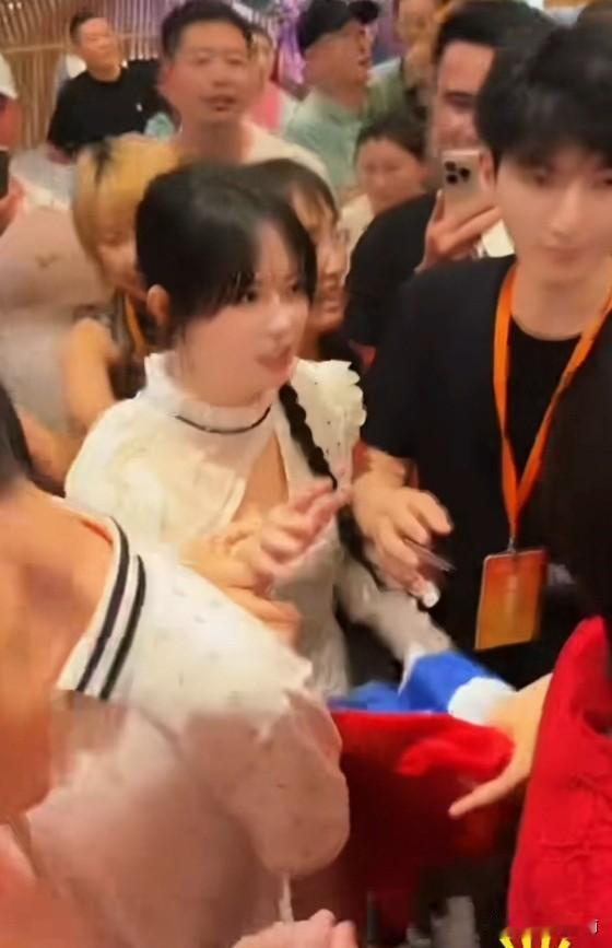 一群“老登”疯狂追星堪比“小年轻”你敢信嘛，老师们把力饼围了个水泄不通，这去了有