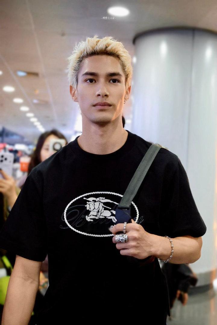 米卡被小龙虾吓到镜头消失 这种戛然而止的做菜视频最好笑了，米卡被吓到飞出镜头的瞬