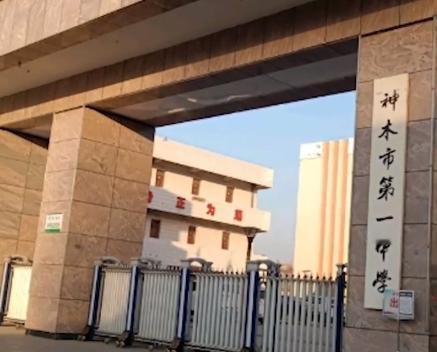 陕西榆林，一个喝醉酒的班主任到了学生宿舍后，二话不说，冲着中学生就是啪啪两耳光，