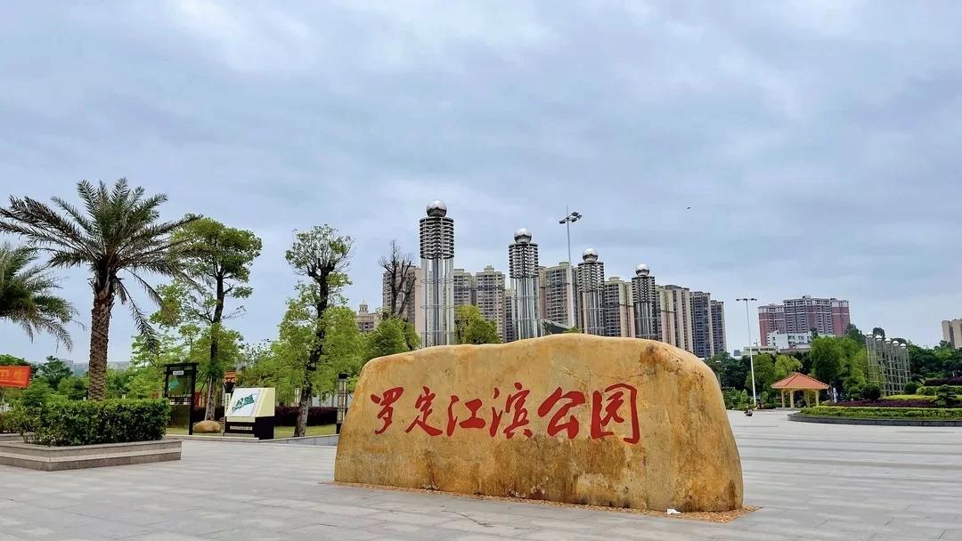 罗定市滨江公园在国庆期间举办的烟花无人机表演，为市民带来了精彩纷呈的视觉盛宴。璀