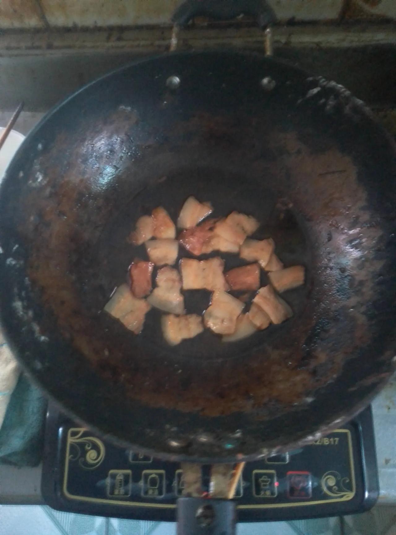 好久没吃过猪油了，
今天突发奇想，
心血来潮，用猪肥肉
耗了一些猪油。
记得，小