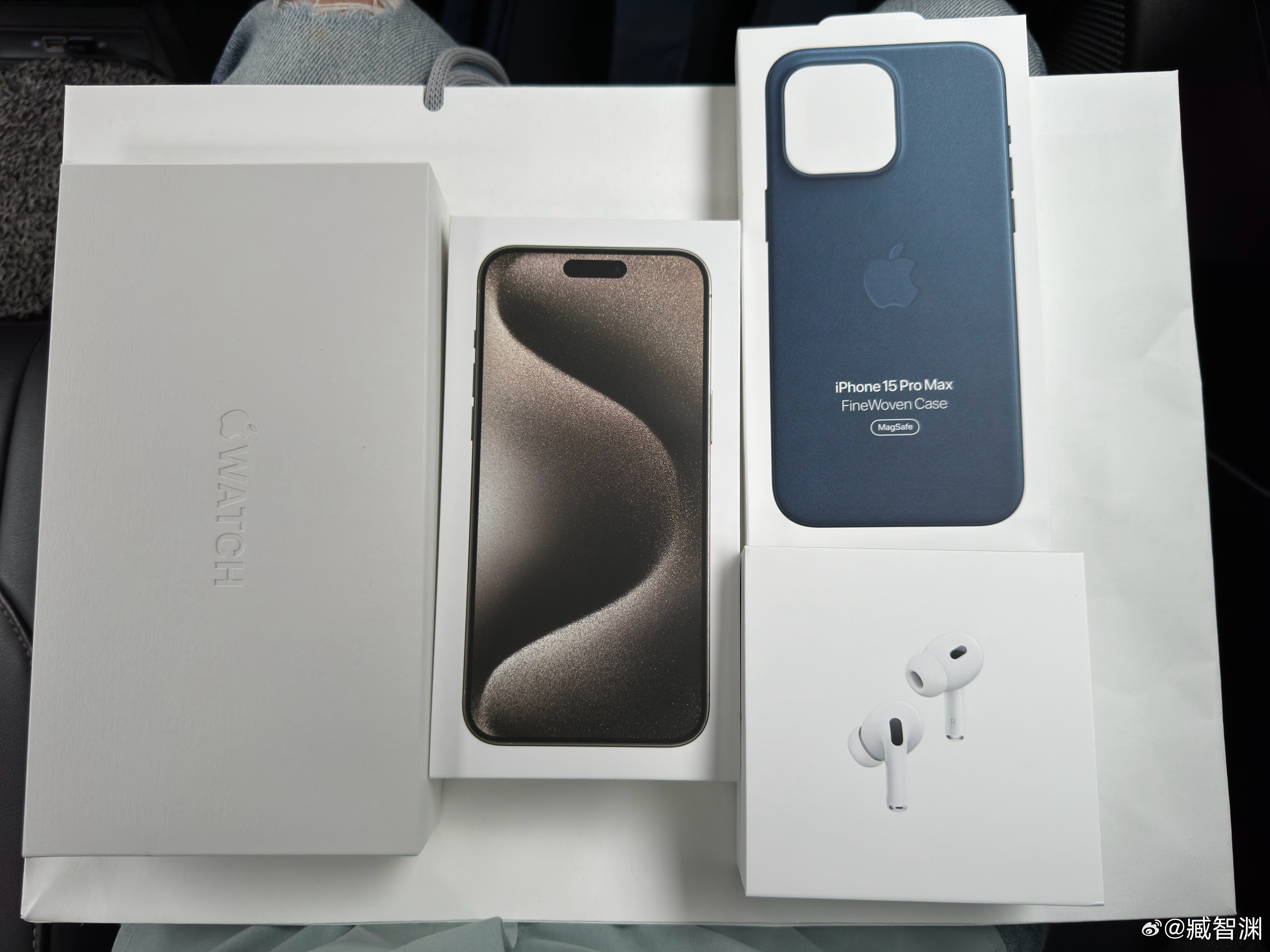 今年我的产品组合：钛原色1TB iPhone 15 Pro Max + Appl