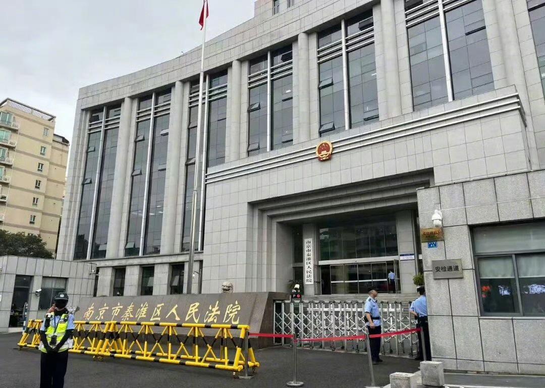 9月26日12时35分，王暖暖走出秦淮区人民法院。“庭审已全部结束，等待法院判决