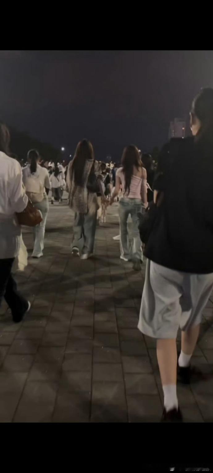 偶遇王奕周诗雨在韩国奔赴 aespa 演唱会，这是什么梦幻联动！她们的笑容超甜，