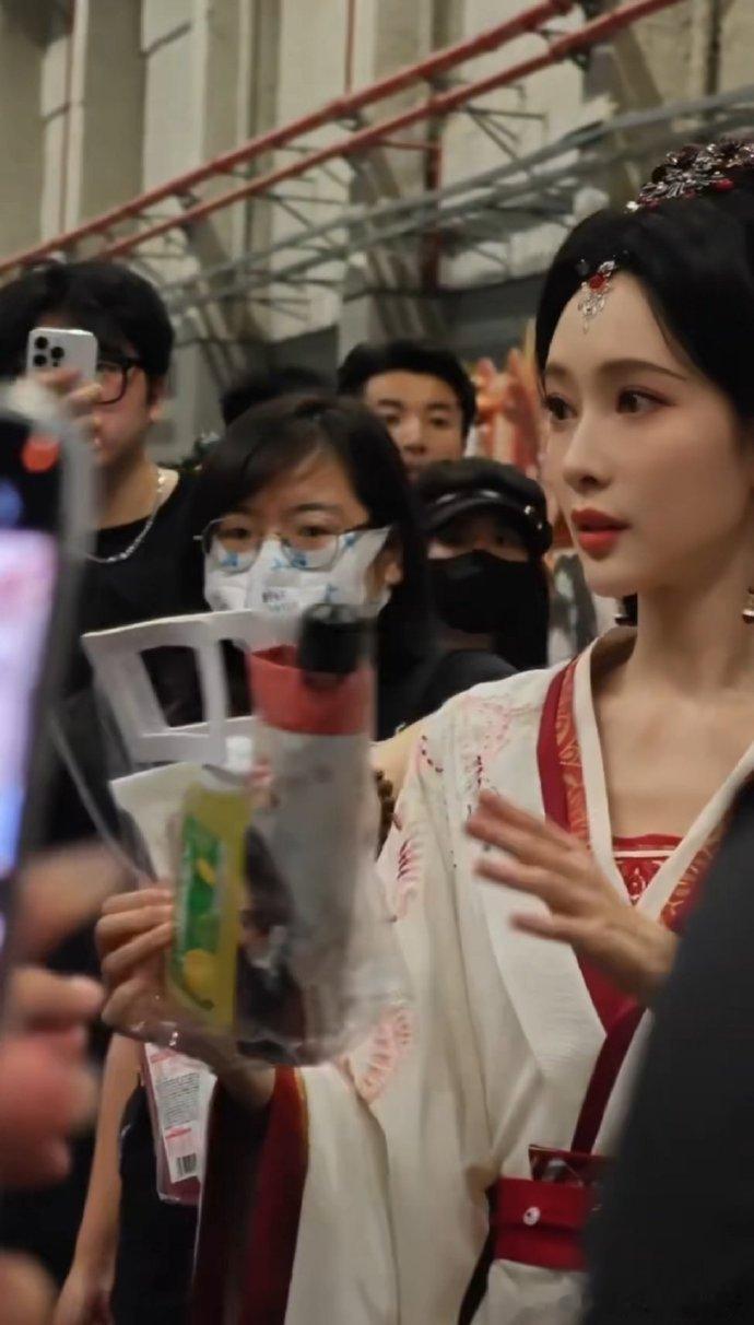 孟子义百花杀逆应援 孟子义何与杀青路透 孟子义逆应援 “百花杀” 暖心圈粉，与何