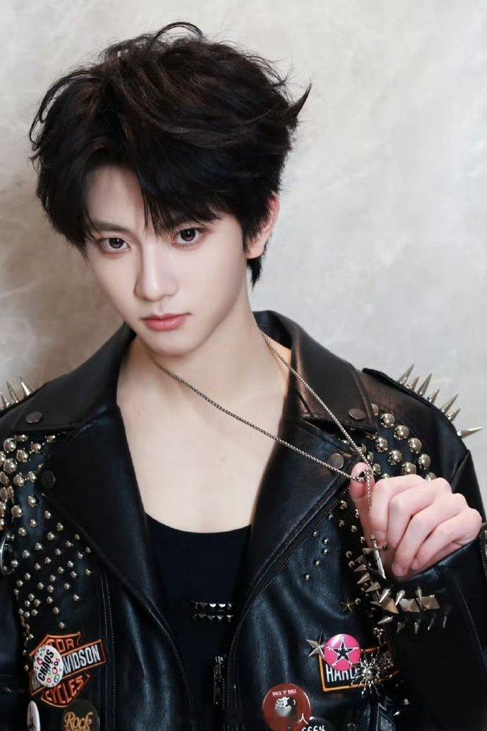 穆祉丞铆钉皮衣九宫格狠狠带了很多人设 