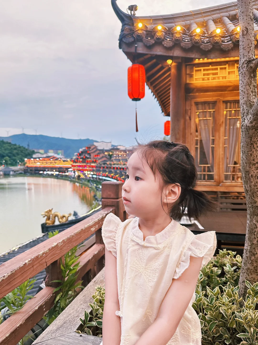 “暑假带娃旅游时，一定要这样发朋友圈”